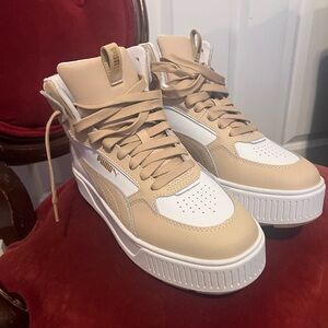 Woman’s size 9 puma sneakers